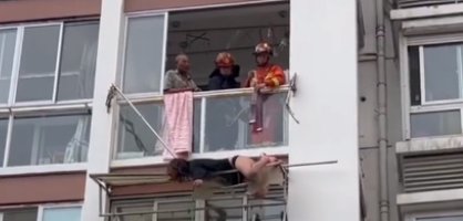女子阳台收衣服从5楼失足掉下挂在3楼雨棚，事件发生的原因有哪些？