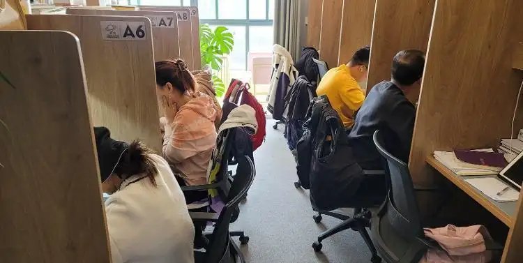 付费自习室雇“水军”制造学习氛围，为什么在家不如去付费自习室学习？