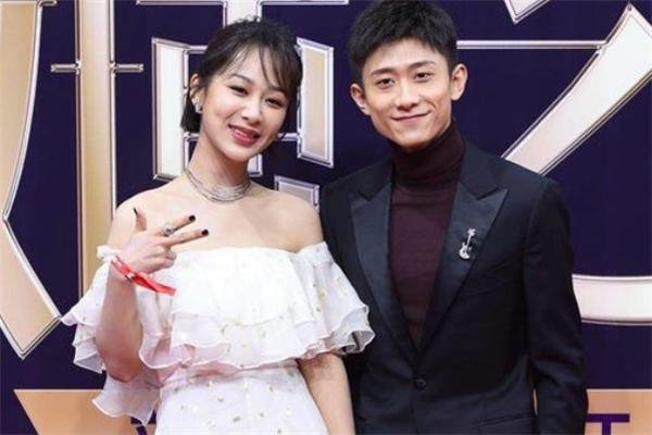 张艺兴太宠杨紫了!开拖拉机带小紫兜风解闷,他们是否有进一步的可能?