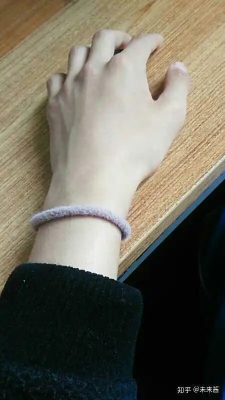 男生手腕上带皮筋代表了什么？此举有何含义？