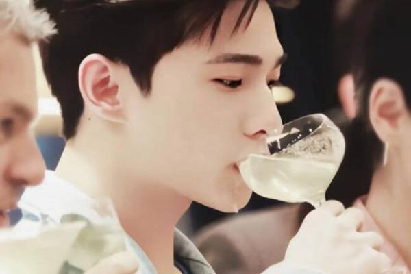 杨洋喝酒漏了都能引起大热度,粉丝的关注点是否过于奇怪?