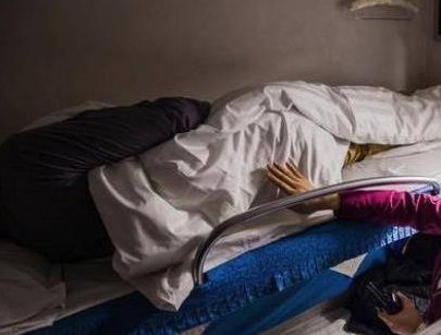 海南一男子火车上偷亲熟睡女子，该名男子为何会做出这样的举动？