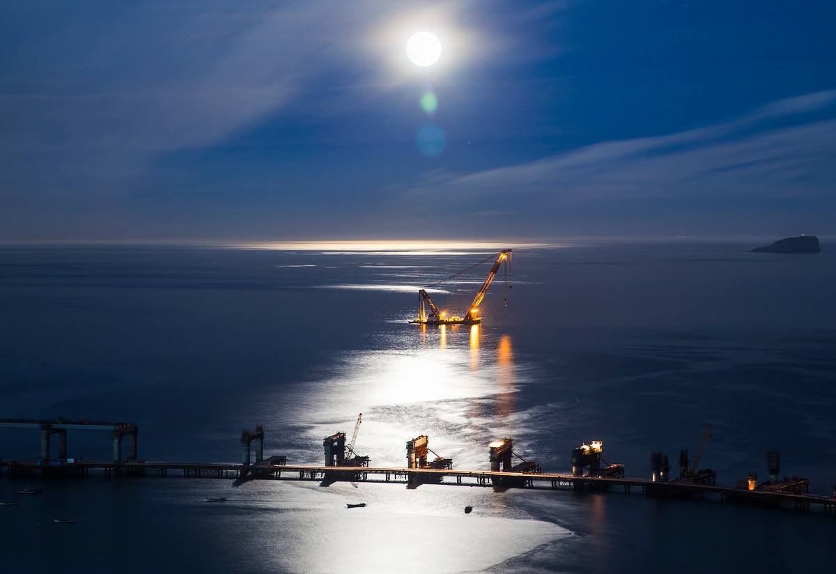 海上升明月，天涯共此时的意思是什么？