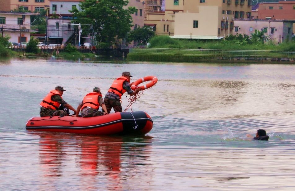 河北通勤班车坠河已致13人遇难，事故发生的原因是什么？