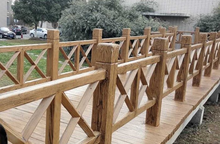 长沙少女突然坠楼被妈妈抓住腿，她究竟怎么了？