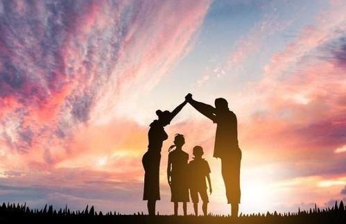 宣城一妈妈得知儿子高考成绩笑着抹泪，好成绩是不是对父母最好的回报？