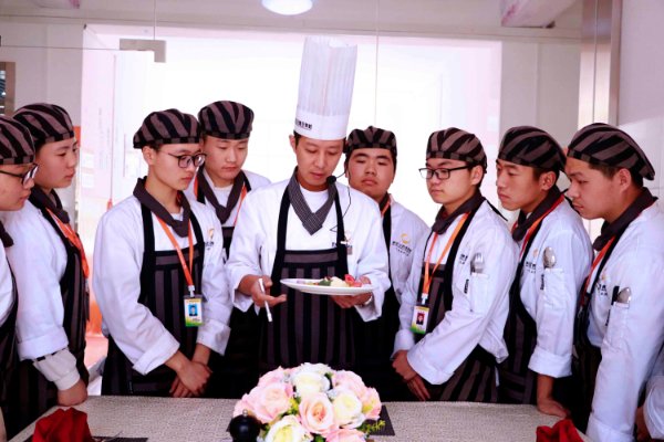 学厨师的费用一般是多少？