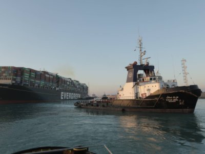 苏伊士运河搁浅货轮已移动17米，你觉得这有可能是人为因素造成的吗？