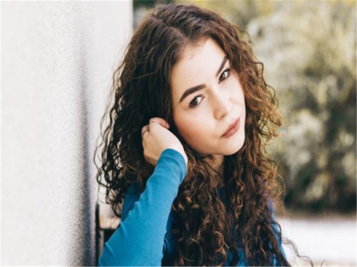 女友很喜欢在我面前和别的男生聊天打闹，不考虑对方感受的人还能在一起吗？