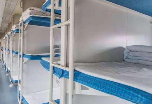 海南一男子火车上偷亲熟睡女子，该名男子为何会做出这样的举动？