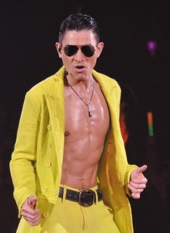 一生不与成龙合作，大骂刘德华算什么东西，这个人是谁呢？