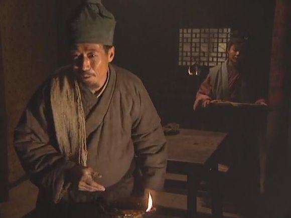 《水浒传》林教头风雪山神庙中李小二的出现对情节发展有何作用？