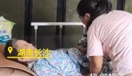 女子照顾同村20多位老人20多年，是否是真的乐于助人？