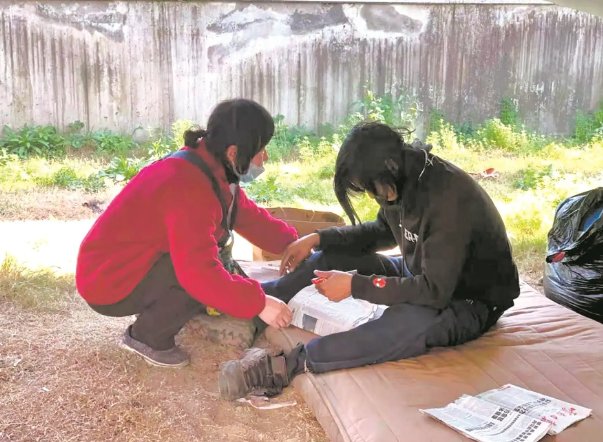 福建一外卖小哥3年帮72人回家走红，当事人对此有何回应？