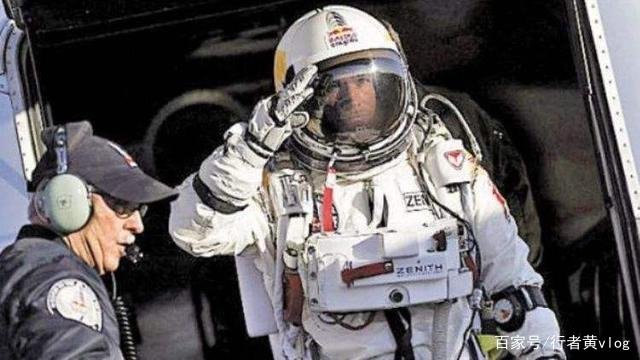 想要摆脱地球的引力，至少需要到多少米的高空？