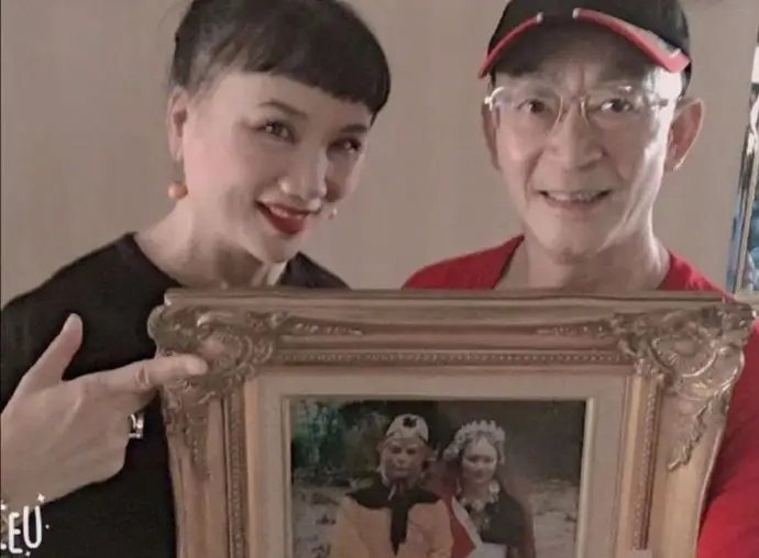 63岁六小龄童晒与妻子合照，他的状态看起来如何？