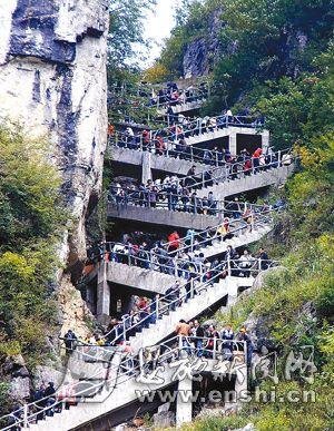 湖北上千游客夜晚滞留峡谷，网友吐槽景区一味售票，目前情况如何？