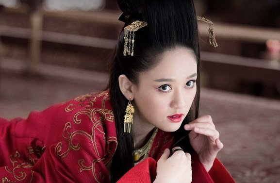 电视剧《笑傲江湖》中东方不败对令狐冲有感情吗 是怎么样的感情？