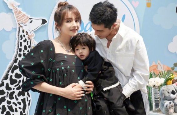 姜潮晒全家福官宣二胎，麦迪娜孕肚藏不住，她的身材是认真的吗？