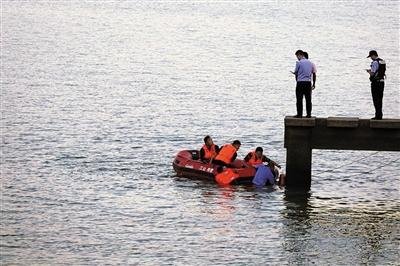 河北通勤班车坠河已致13人遇难，事故发生的原因是什么？
