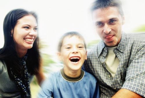 电视剧《搞笑一家人》第1-2集的剧情是什么？