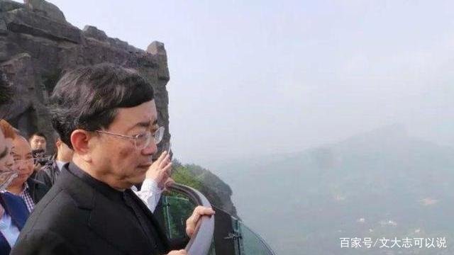 余秋雨：46岁抛弃糟糠之妻，娶小16岁美女，到底是才子还是渣男？