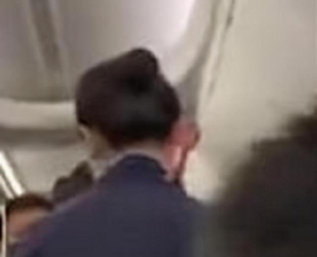 乘客拒戴口罩致航班延误1小时,到底是怎么回事?