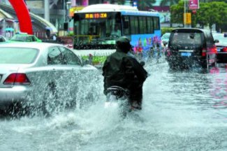 河南濮阳突降暴雨街道成河，男子积水中花式仰泳，此举有何风险？