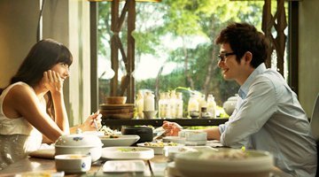 情侣吃饭适合坐旁边还是对面