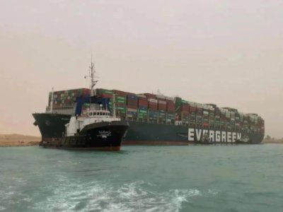 苏伊士运河搁浅货轮已移动17米，你觉得这有可能是人为因素造成的吗？