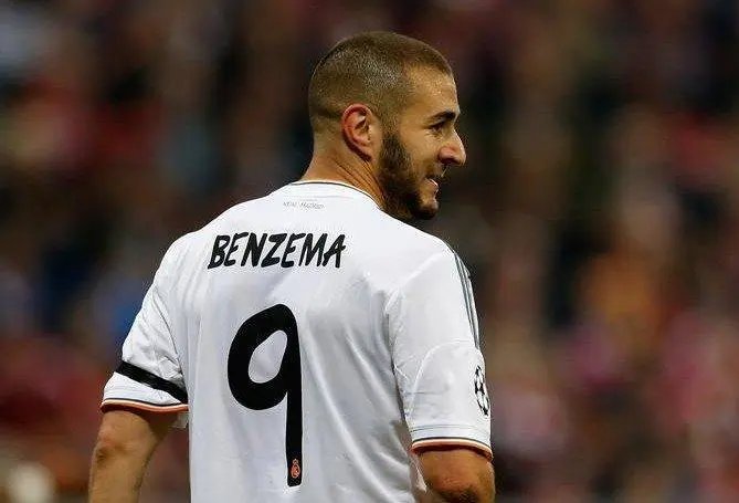 法国队坏消息!本泽马因伤退出卡塔尔世界杯,这个消息是否让人感到遗憾呢?