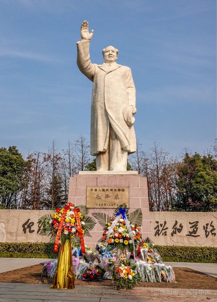 敢叫日月换新天上一句是哪一句