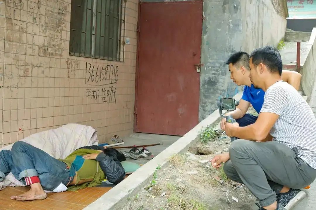 福建一外卖小哥3年帮72人回家走红，当事人对此有何回应？