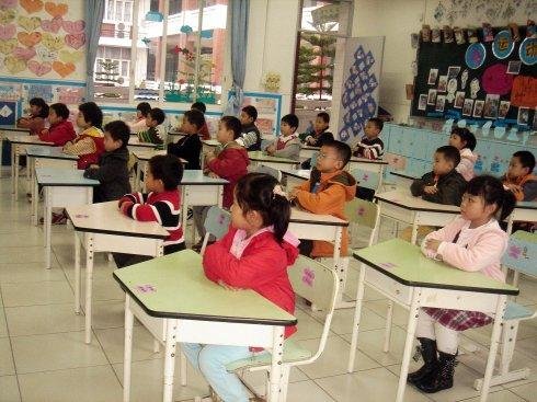 湖南一教师为矫正孩子坐姿，让其头顶课本写作业！你对这波操作怎么看？