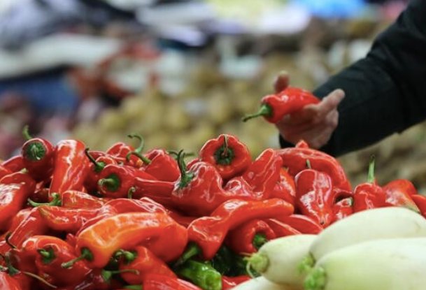 大学生继承父辈菜摊年入百万，他是通过怎样的方式创业的？