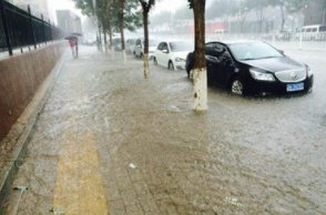 河南濮阳突降暴雨街道成河，男子积水中花式仰泳，此举有何风险？