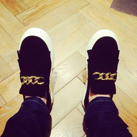 张艺兴在20150314快乐大本营的鞋是什么牌子的 哪能买到？