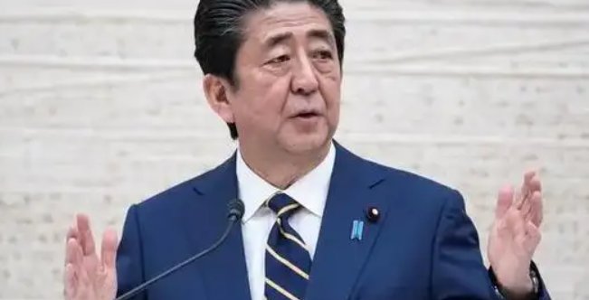 日本前首相演讲时胸部中枪倒地已被送医，如何评价安倍晋三这个政治人物？