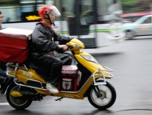 外卖员27公里送菜，上海女顾客遭网暴后坠楼，究竟是谁将她推向了深渊？