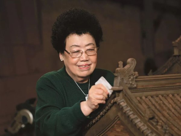 陈丽华的背景介绍