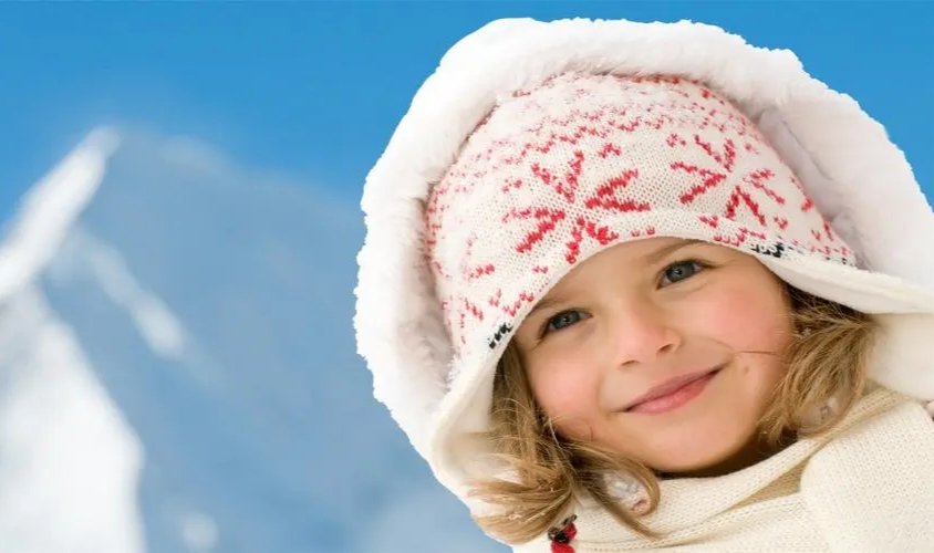 2岁半女娃拿蛇干当玩具，反问妈妈：都死了还怕呀，这是初生牛犊不怕虎吗？