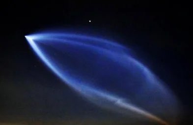 韩国济州岛夜空出现不明“光柱”,持续时间短暂,是什么造成的呢?