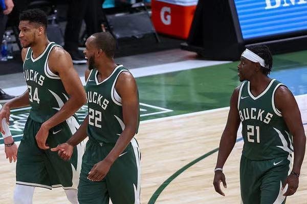 4年1.6亿顶薪续约霍乐迪，雄鹿牺牲未来能换来冠军吗？