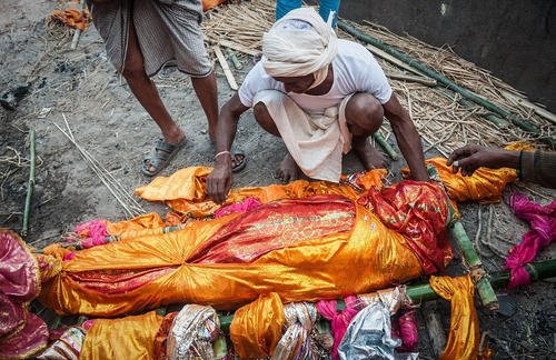 印度恒河现浮尸原因为传统葬式,你如何看待?