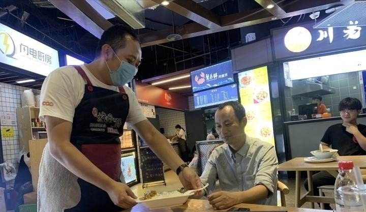 老板不愿裁员开饭馆养员工的做法，对员工有何意义？