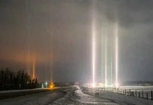 韩国济州岛夜空出现不明“光柱”，持续时间短暂，是什么造成的呢？