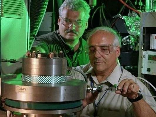 美国落魄科学家，戴维·布雷迪投奔中国，为何会在我国研发10亿级相机？