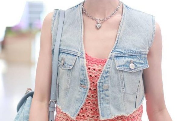 女性穿抹胸裙的穿搭