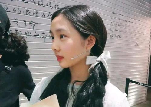 15岁黄多多收工照曝光,气质成熟没孩子气,她的状态如何?