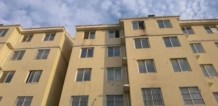 宿迁一男童被锁家中，玩耍时不慎从五楼坠落，是否有生命危险？